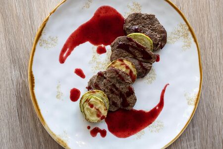 Медальоны из говядины с ягодным конфитюром