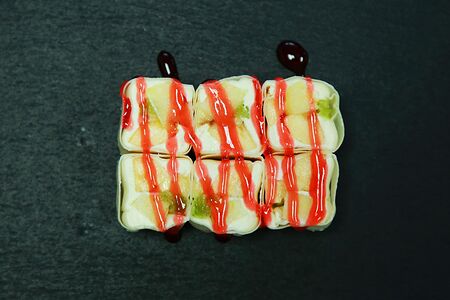 Сладкий ролл с клубничным соусом