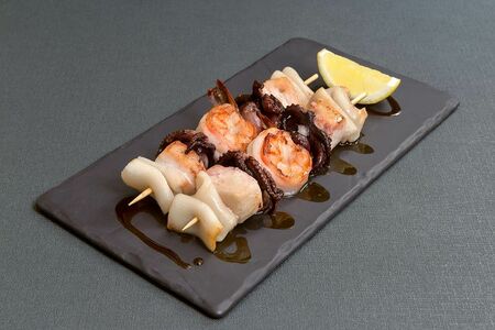 Морепродукты на шпажках