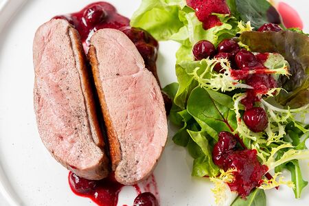 Филе утки с вишней и портвейном