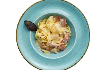 Феттуччине с ветчиной и грибами