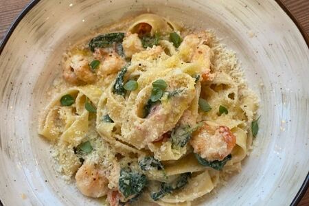 Паста с креветками и шпинатом