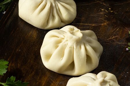 Хинкали с говядиной и чесночным соусом