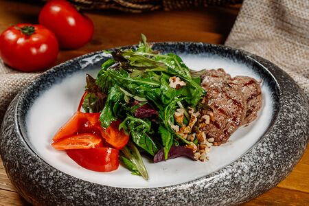 Салат с телятиной и свежей зеленью