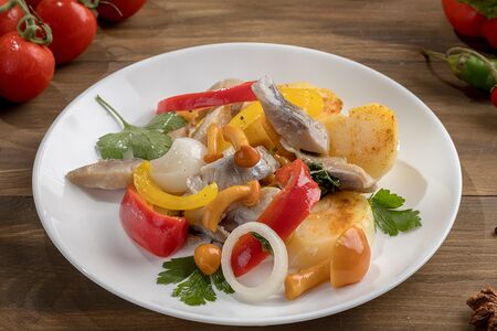 Сельдь с отварным картофелем и маринованными опятами