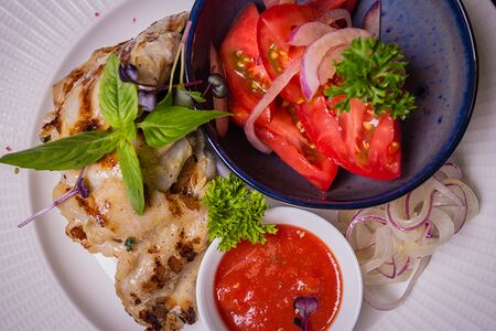 Филе бедра на гриле с томатным соте