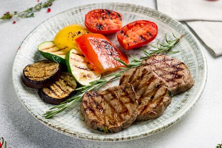 Медальон из Телятины с овощами на гриле