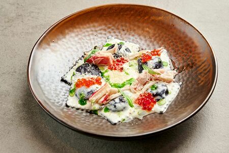 Равиоли с крабом и креветками, с тархуном и сливочным соусом