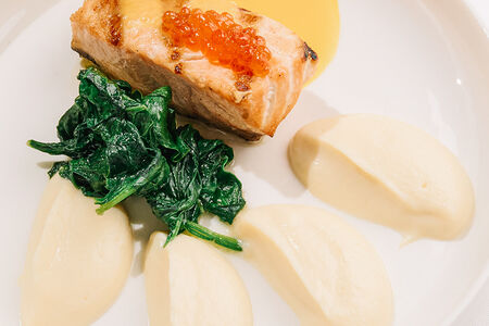 Филе лосося в шафрановом соусе