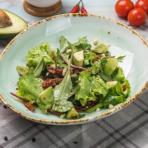 Салат с авокадо и вялеными томатами