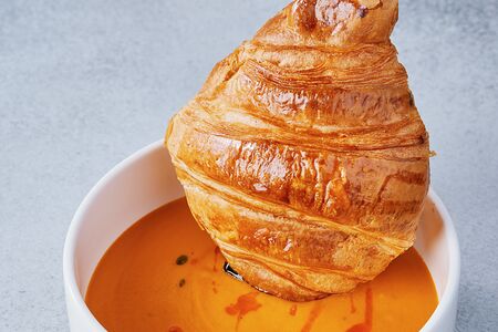 Томатный суп с сырным круассаном