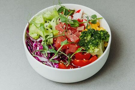 Боул со свежим тунцом и напиток