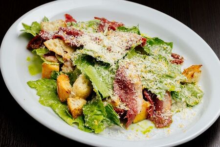 Салат ромейн с утиной грудкой