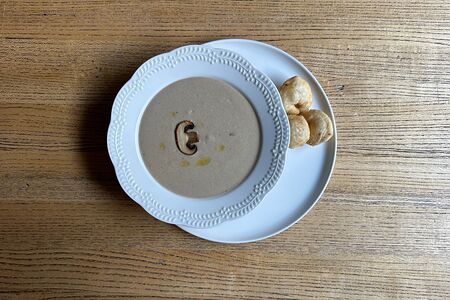 Крем-суп из сезонных грибов со сливками и пряженными пирожками