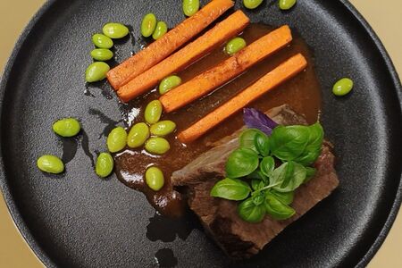 Говядина с пряной морковью и бобами Эдамаме