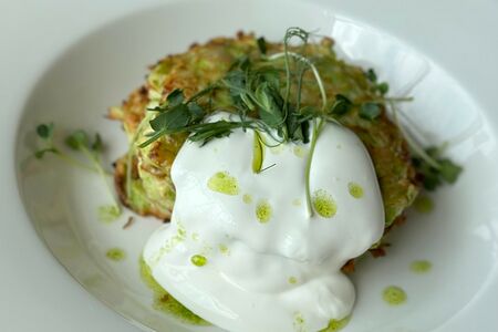 Оладьи из цукини со сметаной и зеленым маслом