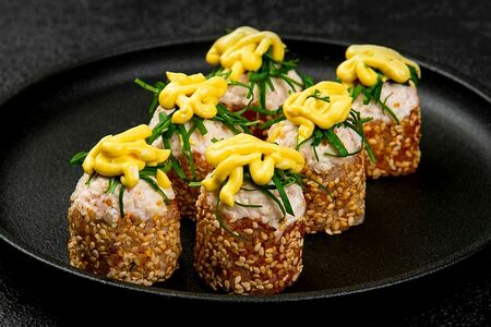 Ролл с крабом, авокадо и соусом манго