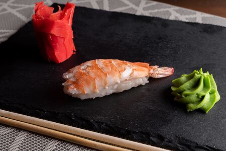 Суши с креветками