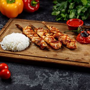 Курица на шпажках с гарниром
