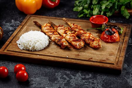 Курица на шпажках с гарниром