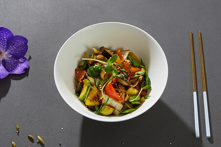 Wok с овощами в устричном соусе