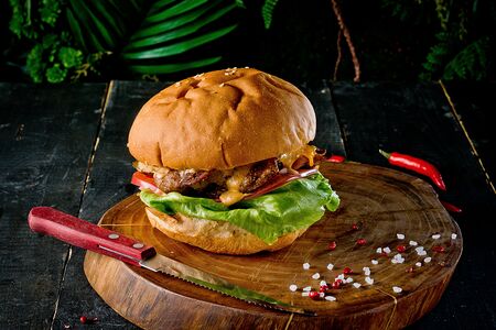 Бургер с куриным бедром