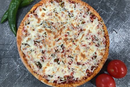 Острая пицца Везувий на красном соусе