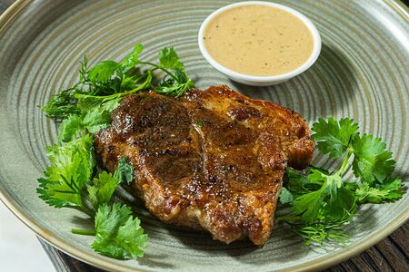 Стейк из cвинoй шеи