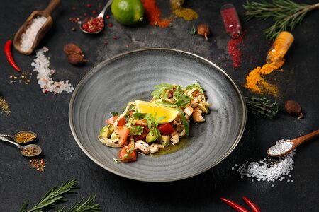 Салат из кальмаров и креветок