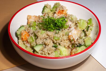 Салат с киноа и креветками