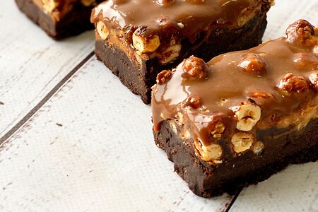 Брауни с карамелью и фундуком