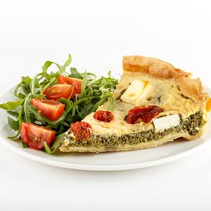 Киш овощной с салатом