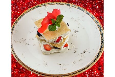 Мильфей с лесными ягодами