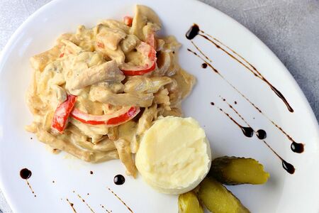 Бефстроганов из курицы с картофельным пюре