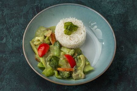 Тайский зеленый овощной карри с рисом