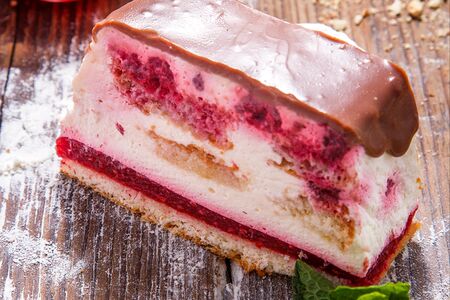 Десерт малиновый