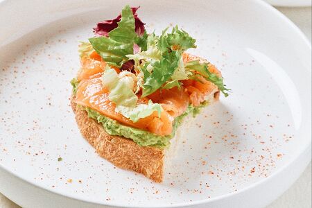 Авокадо-тост с лососем