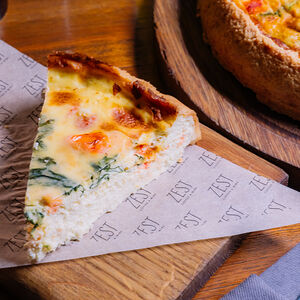 Тарт с копченой семгой, шпинатом и моцареллой