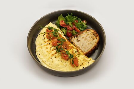 Омлет с красной рыбой и сливочным сыром