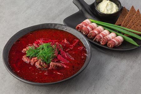 Борщ с салом и сметаной