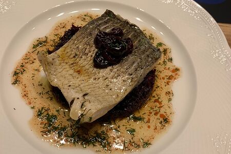 Запеченное филе муксуна со свеклой и копченой вишней