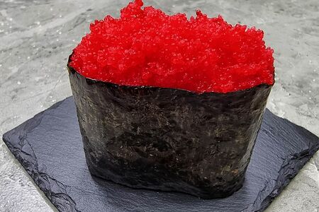 Гункан с икрой масаго