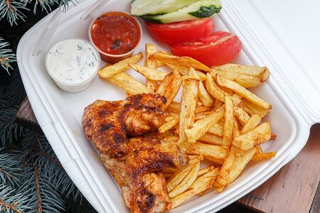 Куриные крылья с картофелем фри, помидор, огурец