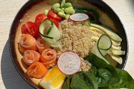 Боул со слабосоленым лососем и киноа