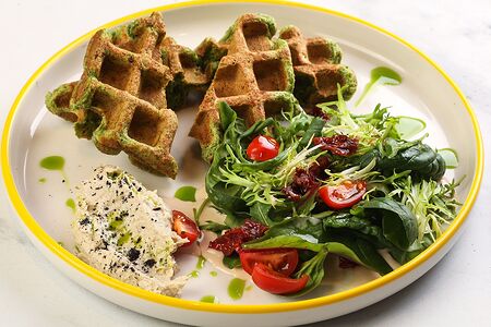 Шпинатные вафли с паштетом из тунца и соусом тоннато