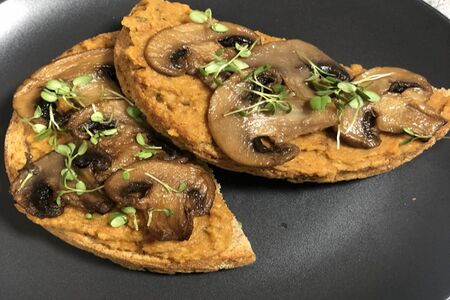 Бутерброды Веган с жареными грибочками, паштетом из нута и вяленых томатов