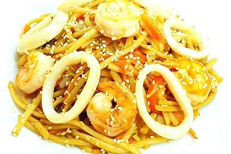 Пшеничная лапша с морепродуктами и овощами