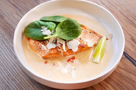 Семга в сливочно-сырном соусе со шпинатом