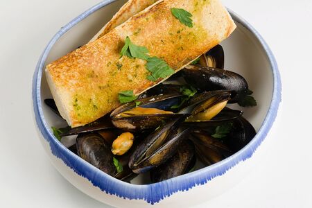 Мидии в створках в сливочном соусе с сыром Дорблю