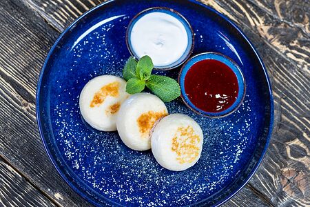 Сырники со сметаной и джемом